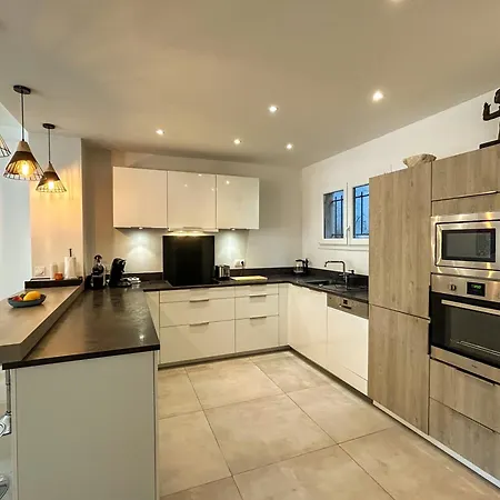 La Corne Dor - Spacious 2-level With Air Conditioning, Terrace And Pool